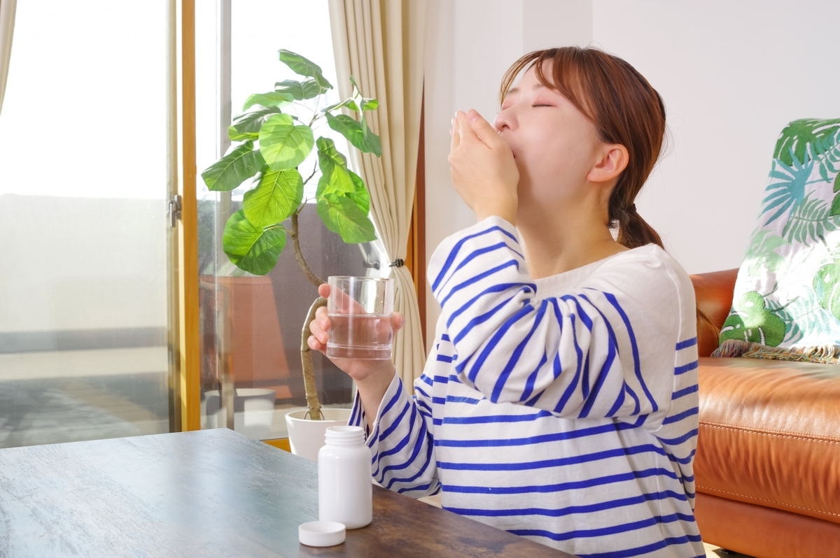 薬を飲んでいる女性