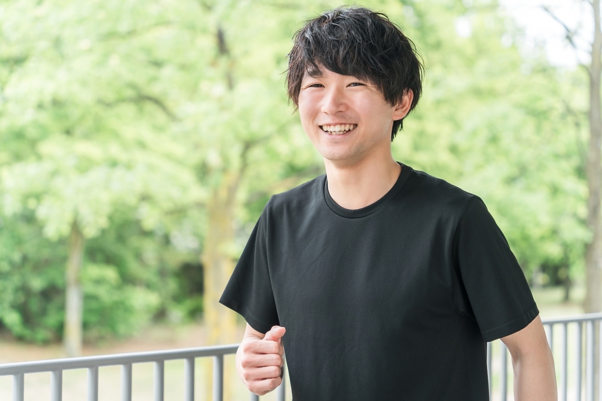 笑顔の日本人男性