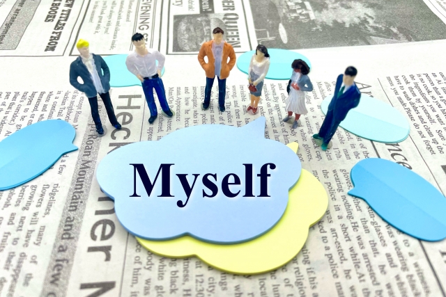 myselfと書かれた文字周りに人の人形が立っている