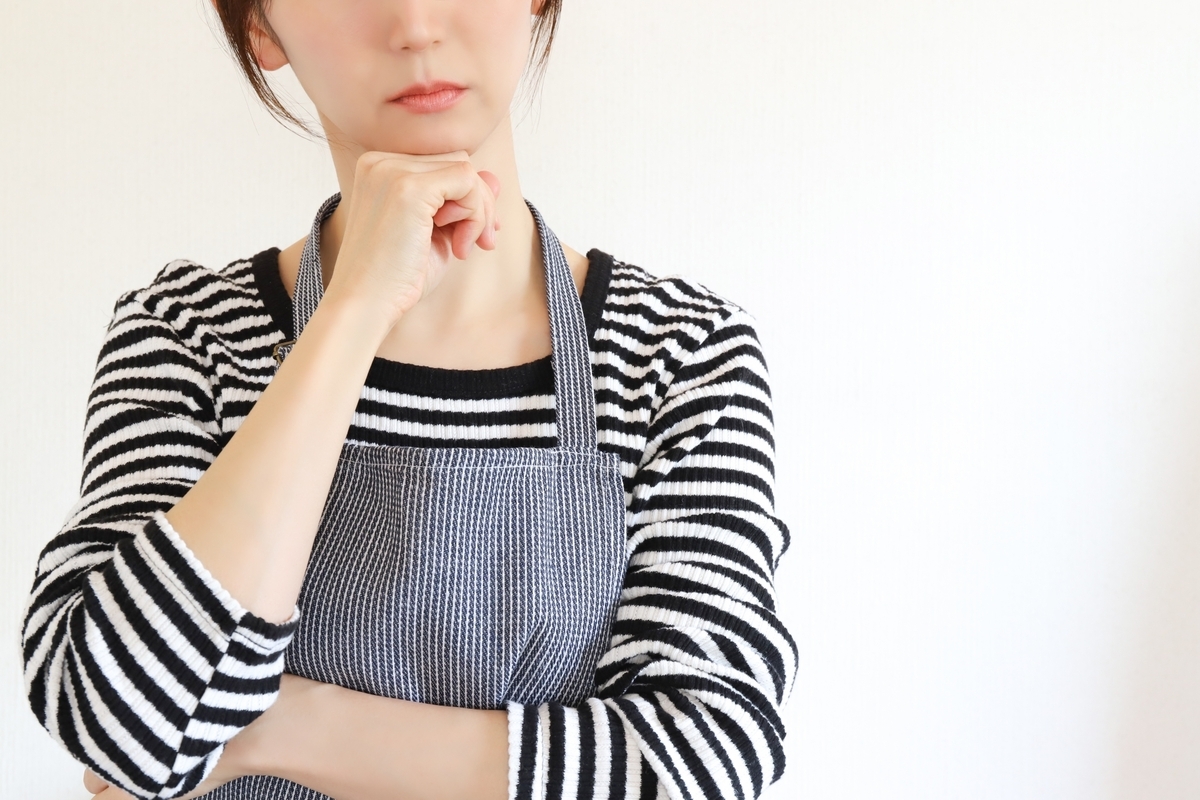 首を傾げる女性