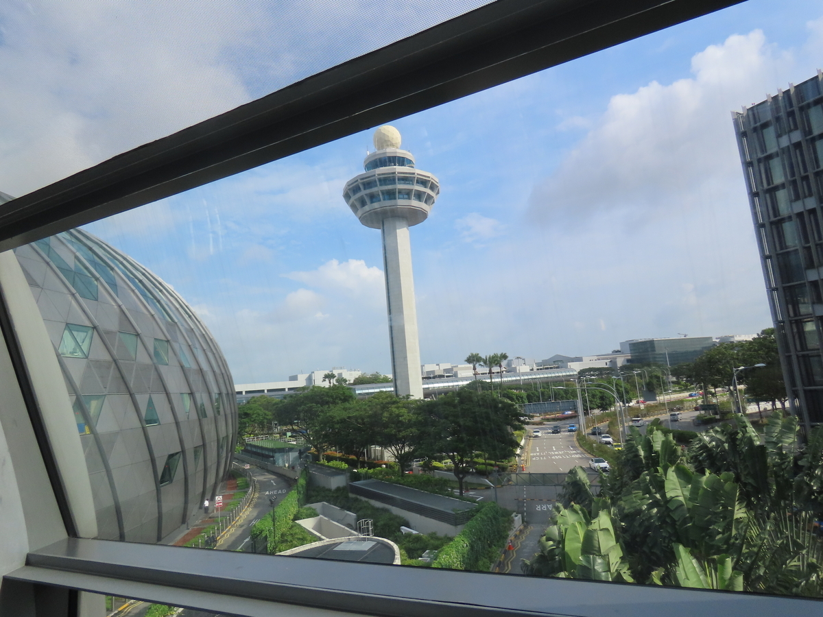 チャンギ空港のジュエルへ続く道