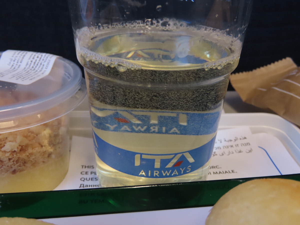 ITAエアウェイズのワイン 甘辛くおいしい