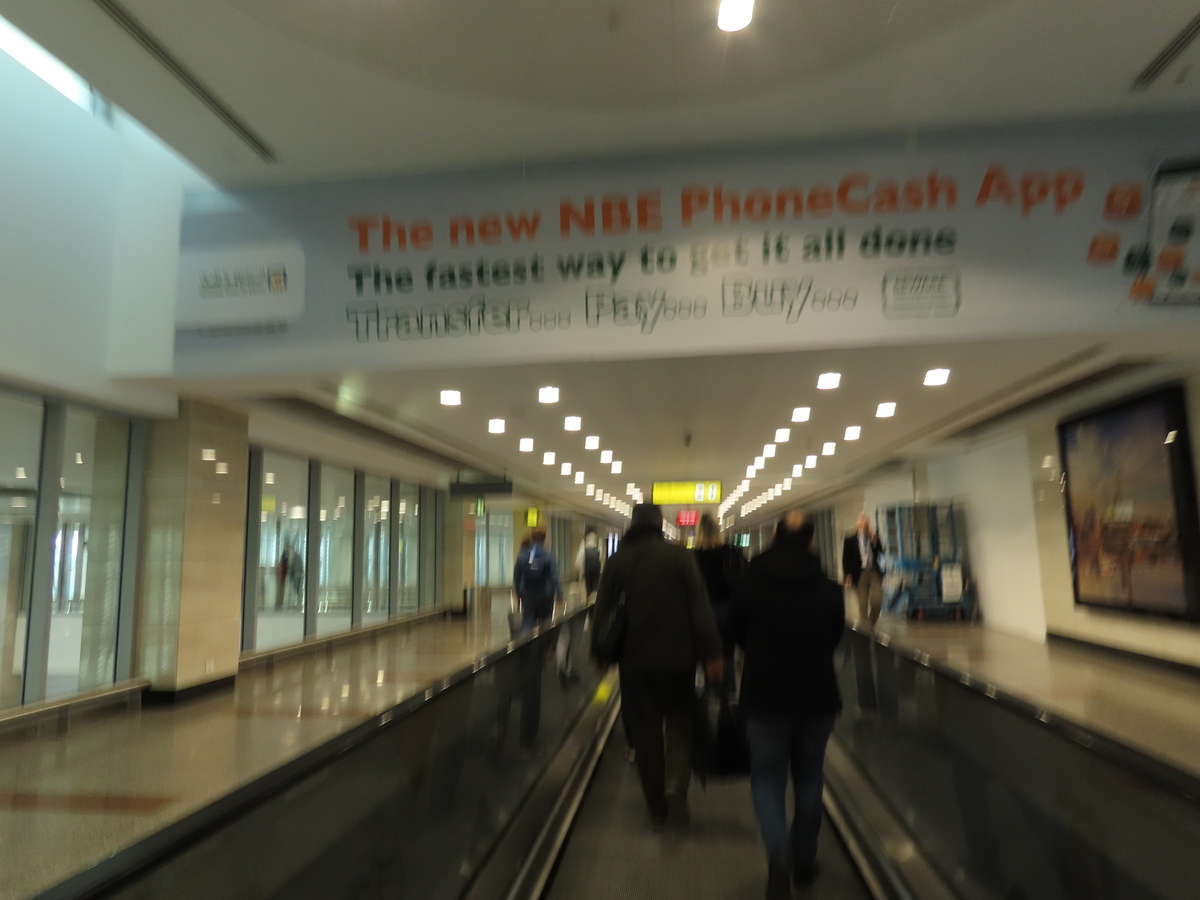 カイロ空港のイミグレーションへ向かう道