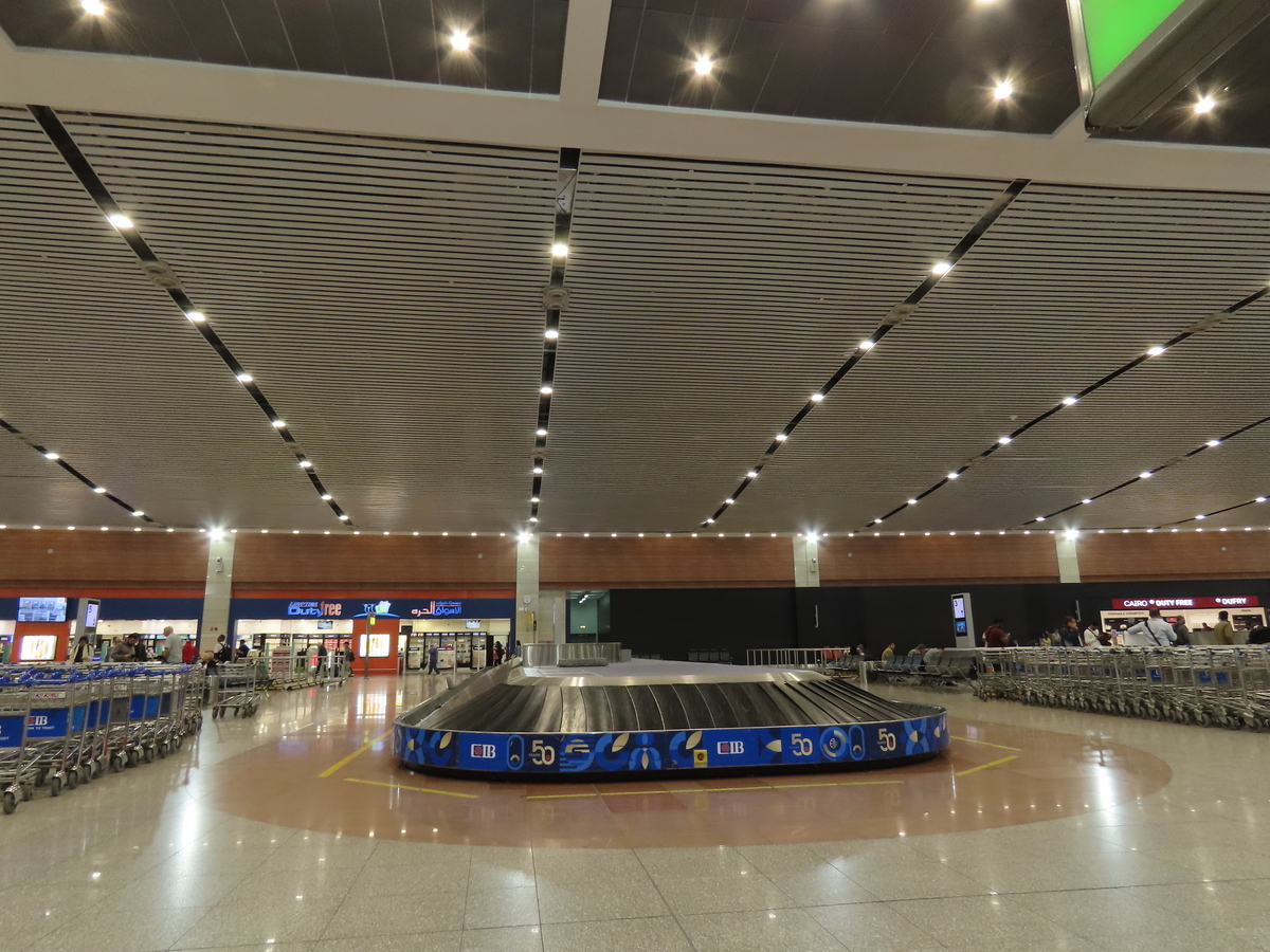 カイロ空港の怪しい人々 詐欺師？