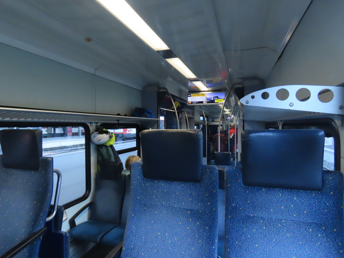 BOB鉄道の車内、比較的すいている