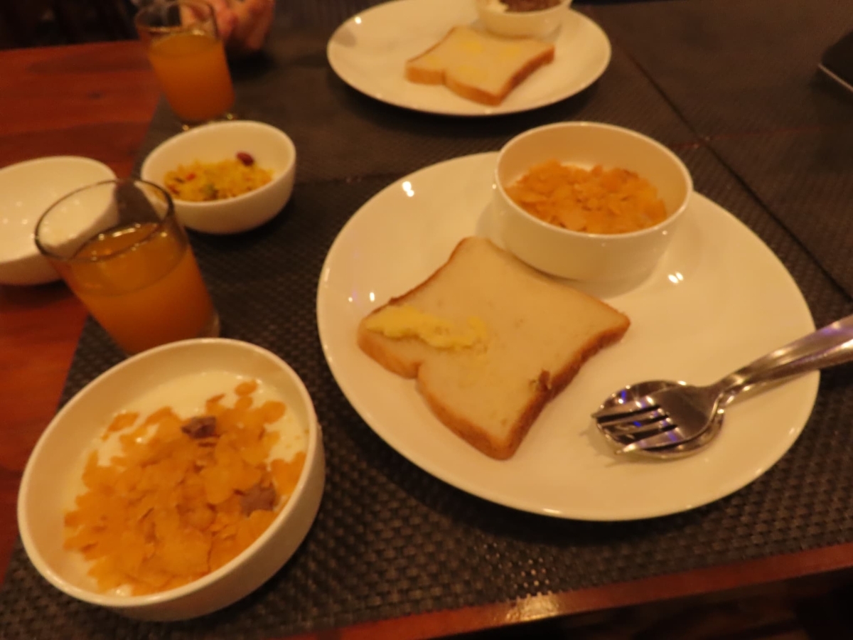 インド 朝食 ホテル 
