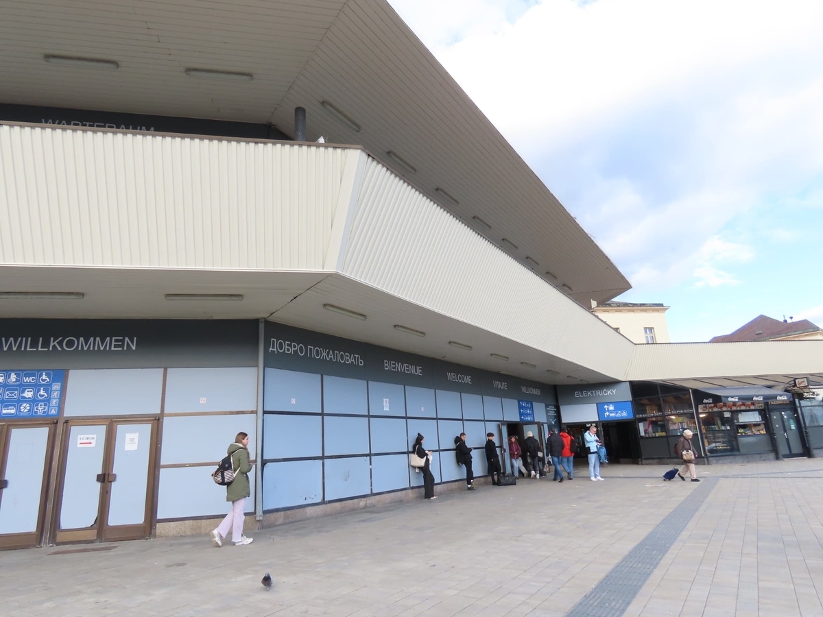 ブラチスラバ 駅舎 簡素