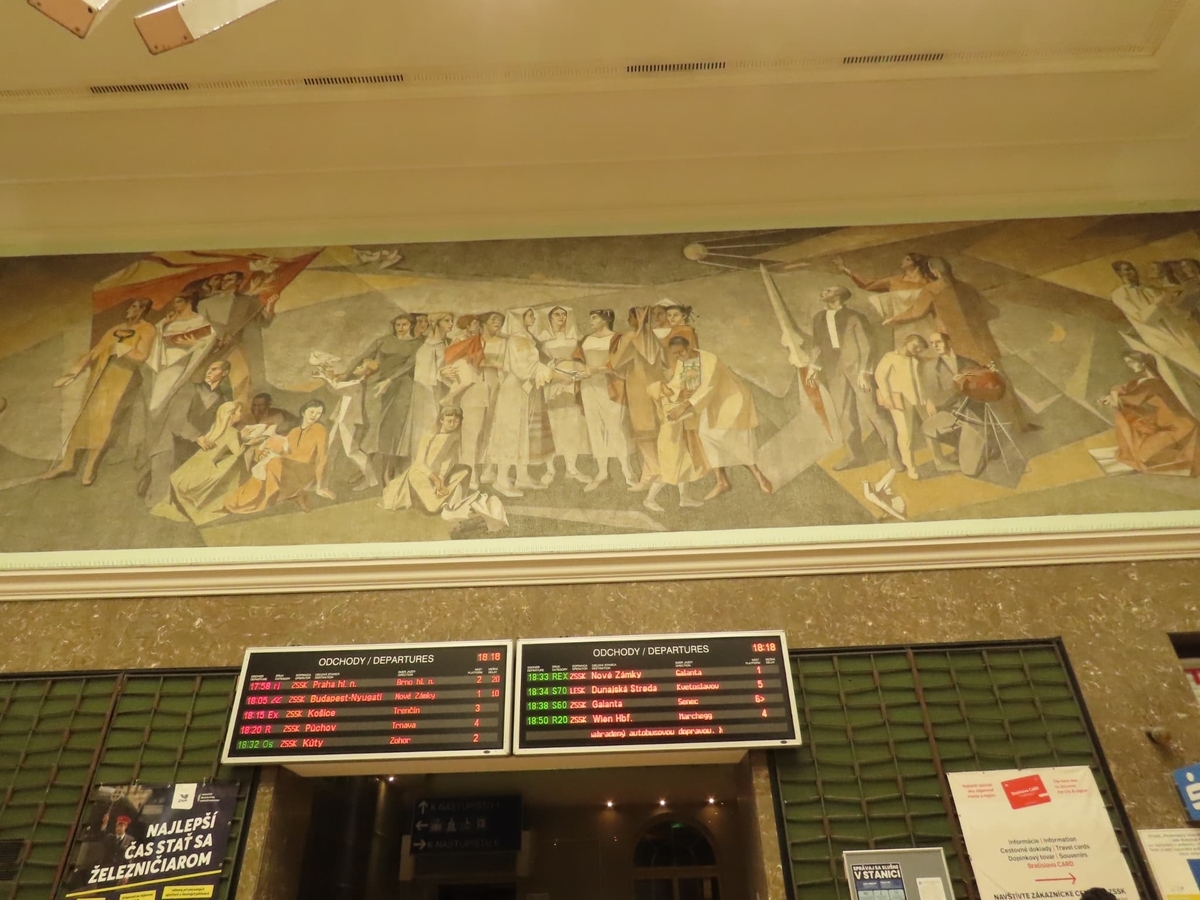 ブラチスラバ駅 彫刻がきれい