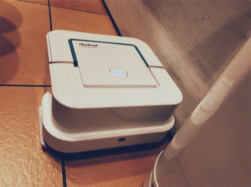 お掃除ロボットブラーバジェット 240 本体＋使い捨てウェットモップパッド付き ピュッと水吹く！ 床拭きロボット「iRobot ブラーバジェット240