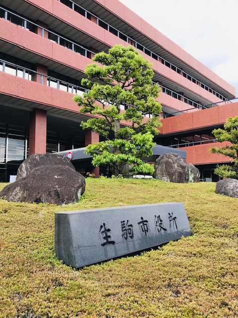 万葉歌碑を訪ねて（その83改）―奈良県生駒市東新町 生駒市役所前庭