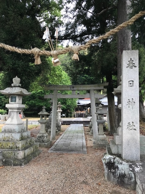 巻九の冒頭歌 雄略天皇御製歌 巻九 一六六四 の左注に 右或本云崗本天皇御製 不審正指 因以累載 とある 正指 せいし を審らかにせず よりて累 かさ ね載 の す という編纂者の判断にはある意味微笑ましいしい気持ちにさせるものがある 万葉歌碑を