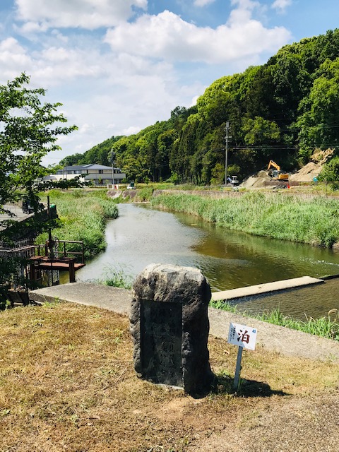 掛け軸 拓本 版画 万葉歌碑 泊瀬川速み早瀬を 悠久 歴史 掛軸 です。
