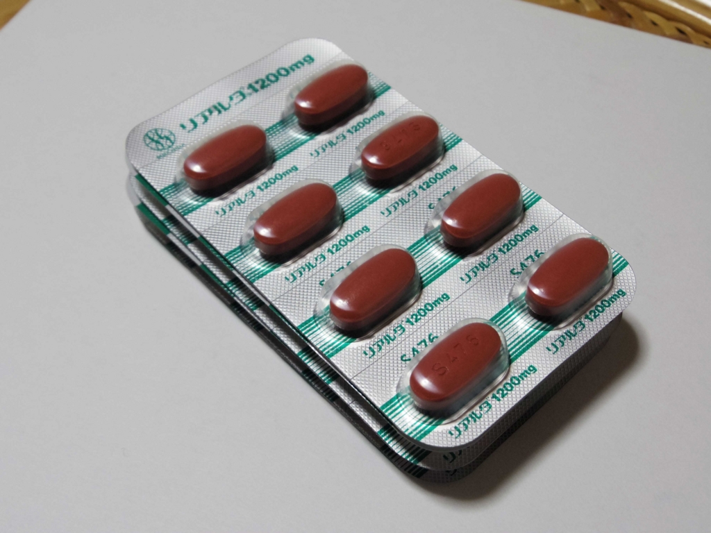飲んでみたリアルダ 潰瘍性大腸炎の新薬レポート 高く本を積む