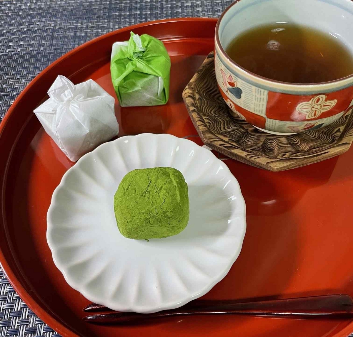 紅葉の【玄宮園】鳳翔台・茶室でいただくお茶菓子『いと重菓舗本店