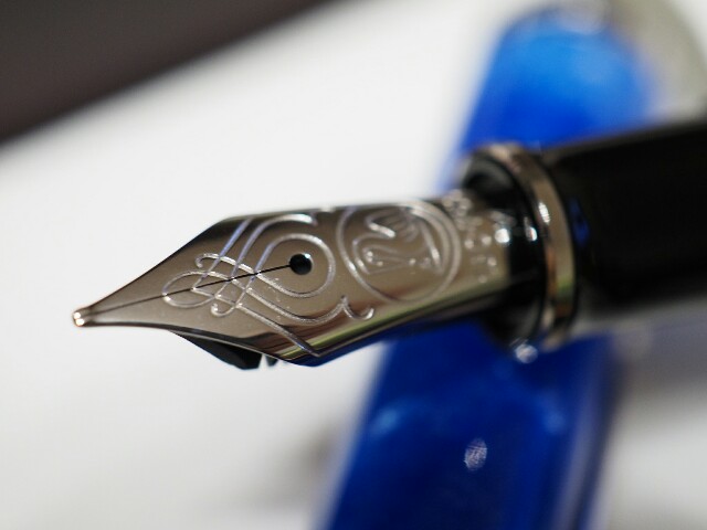 定番を、限定品だから。 ペリカンM805 ヴァイブラントブルー - 紙の上