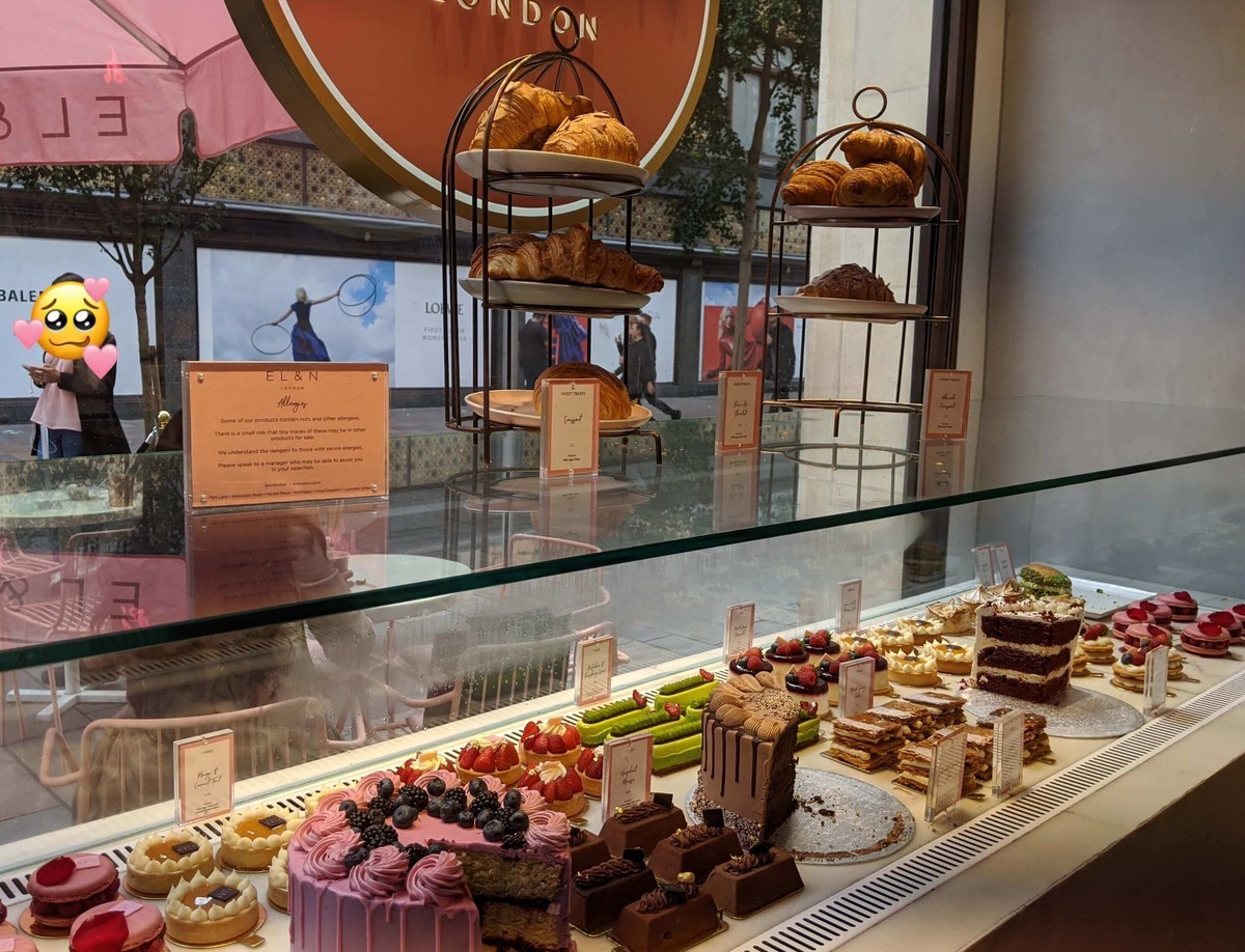店頭のケーキディスプレイ