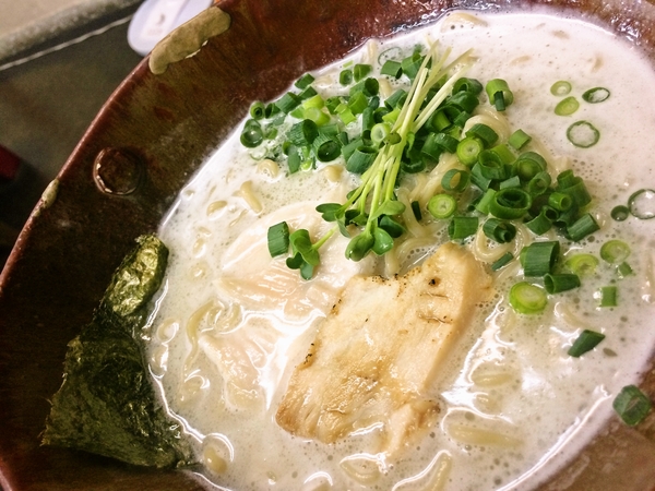 豊見城で1番コスパ最高で美味しいラーメン屋 鶏白湯らーめん 鶏寅 ととら 沖縄そば ラーメンの融合です とみしろ 沖縄アクセス