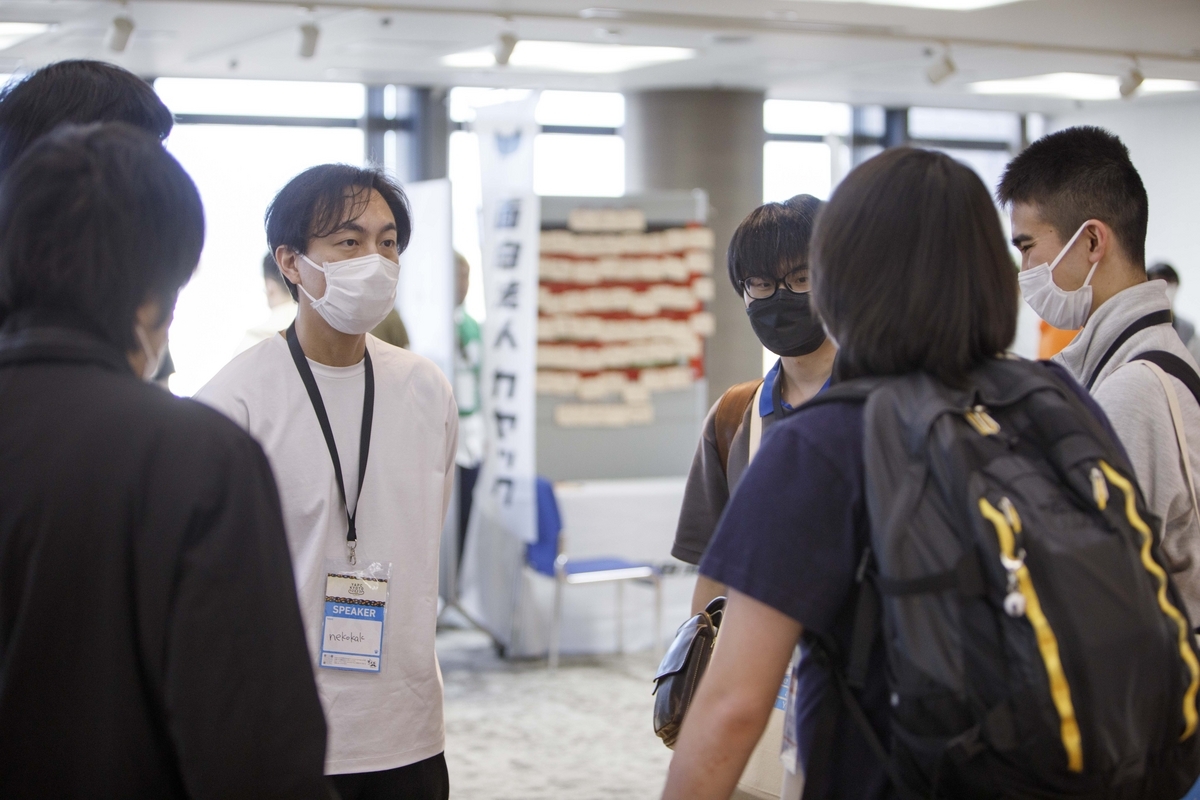 YAPC::Kyoto2023 のブース前で談笑する様子