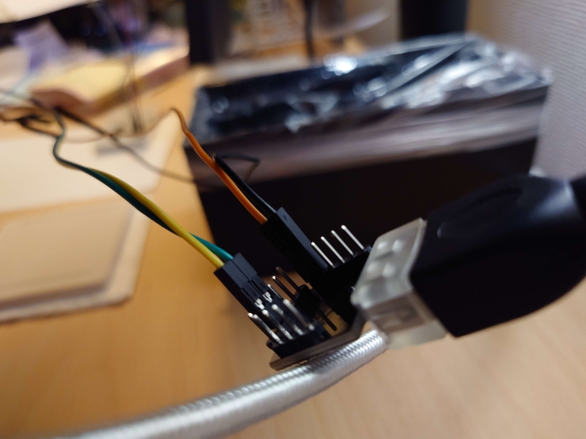 Arduino Leonardo 互換ボードが USB ポートに接続されている様子が写っています