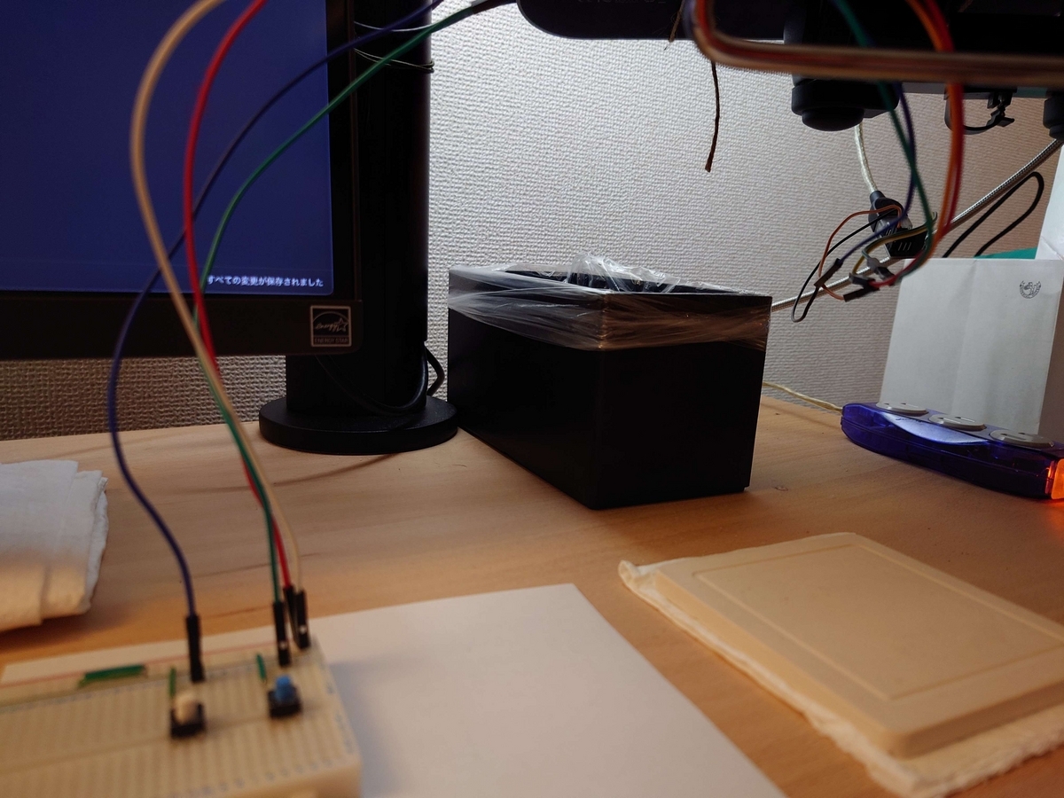 ブレッドボードにタクトスイッチが 2 つ，Arduino Leonardo 互換ボードに接続されている様子が写っています
