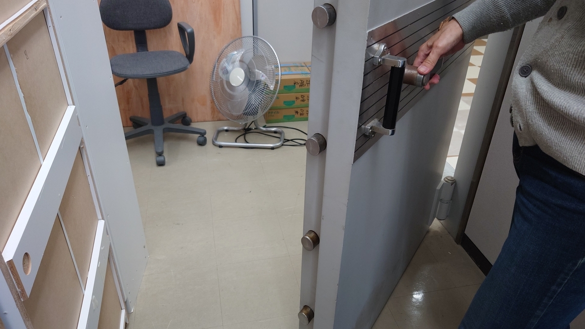 現金を保管する金庫だった部屋の扉が開かれていて，丈夫な鍵を側面から見た様子の写真です．