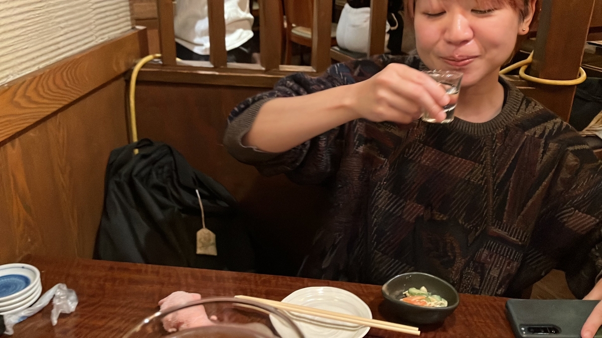 日本酒を持って目を瞑っている 0yu くん