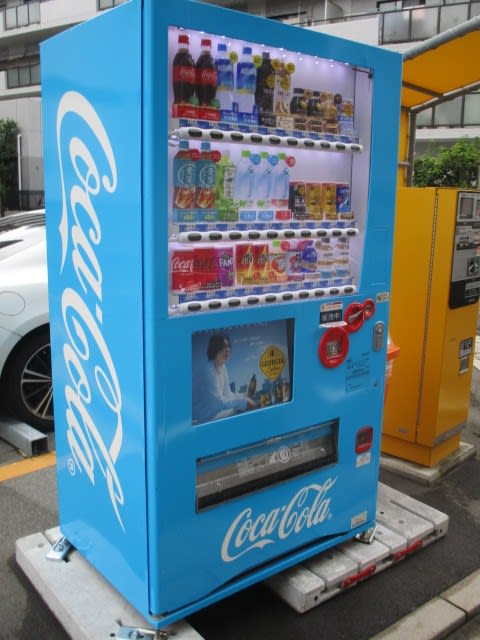青いコカ・コーラの自販機・・・コーポレートカラー、イメージカラーを