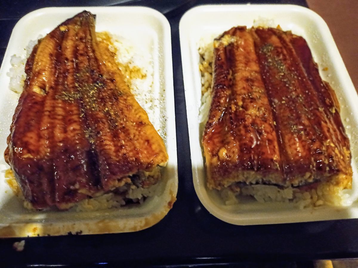 湊川市場の魚屋、魚盛さん、超バカデカイ鰻が売ってまして、全面盛り鰻