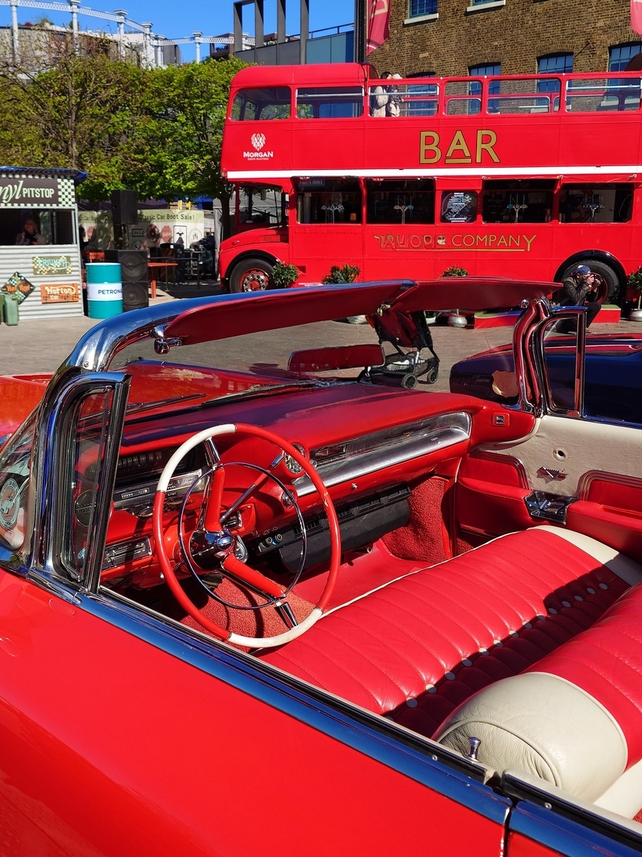 クラシックカーとビンテージの祭典『Classic Car Boot Sale』へ