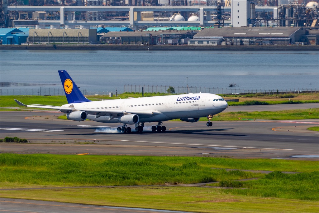 ルフトハンザ　A340 退役記念タグ　14200/35000 ルフトハンザ A340 退役記念タグ 16857/35000 - メルカリ