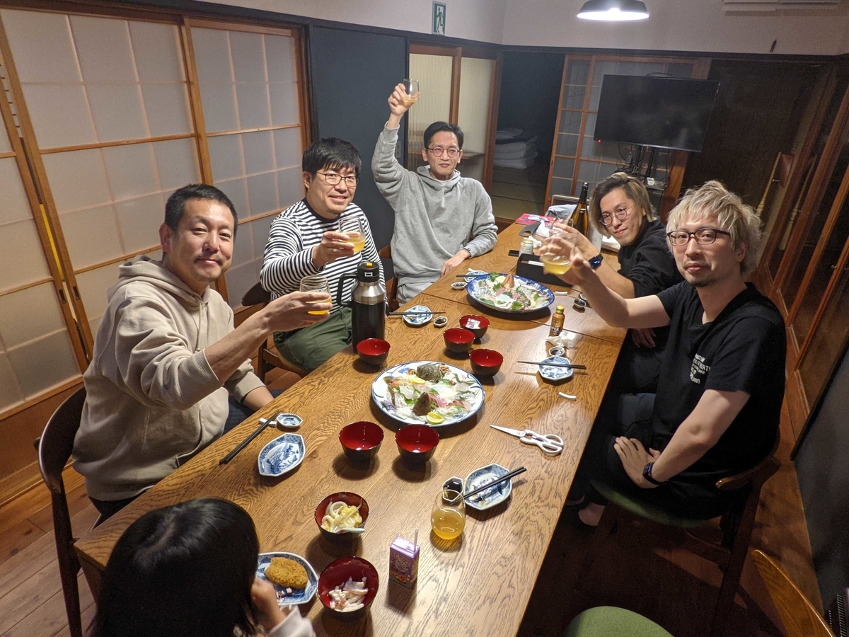複数人で食事を取っている写真