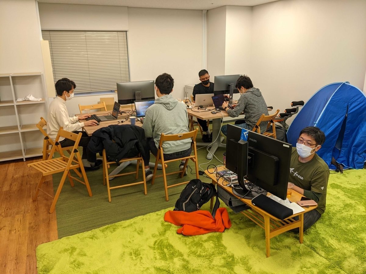 オフィスで開発に取り組んでいる写真