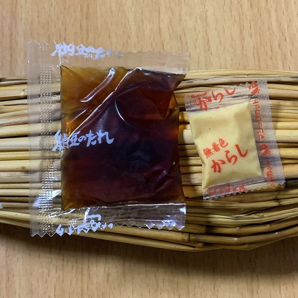 だるま食品「わら納豆」の、たれとからしの画像