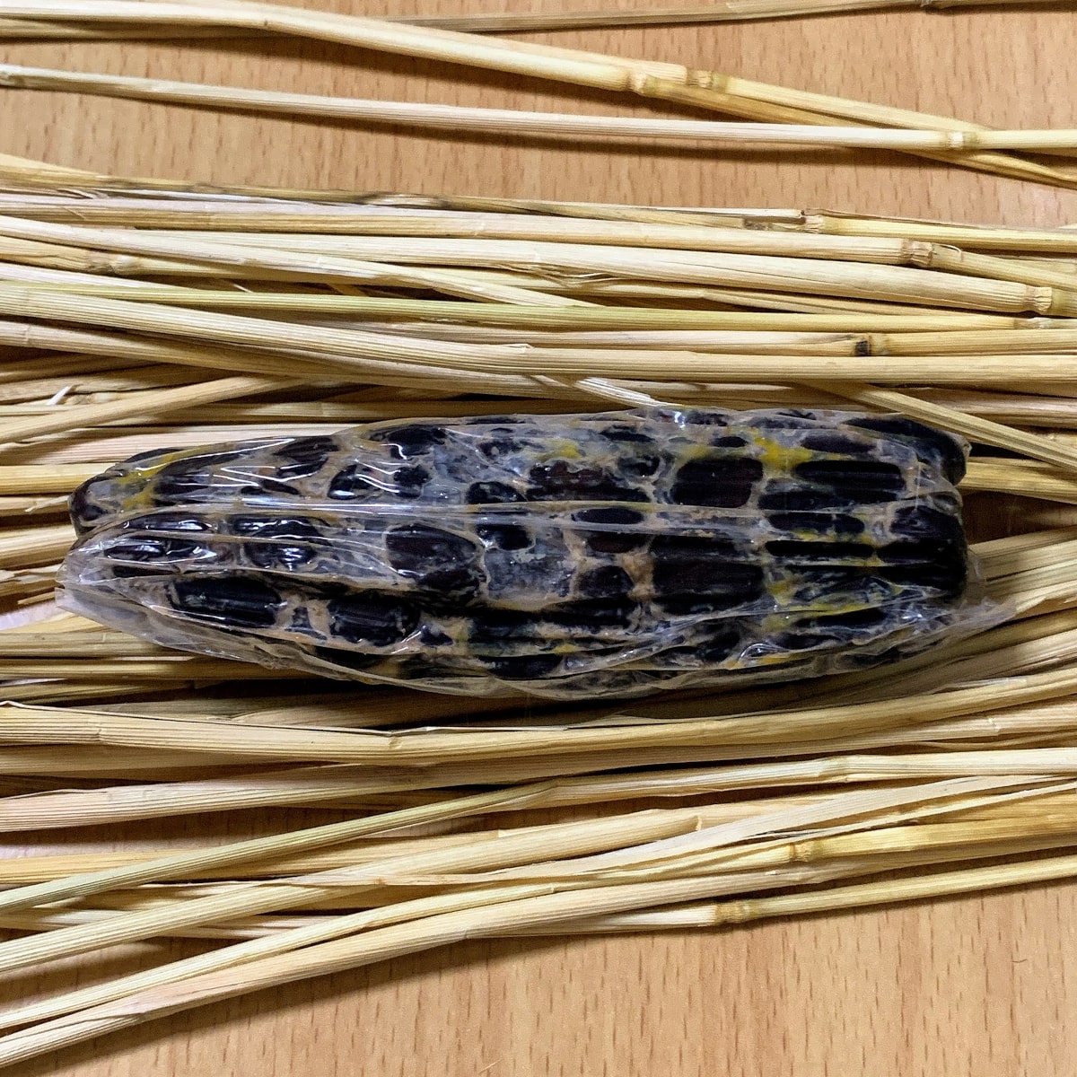 山口食品「黒豆納豆」の藁苞の中の画像