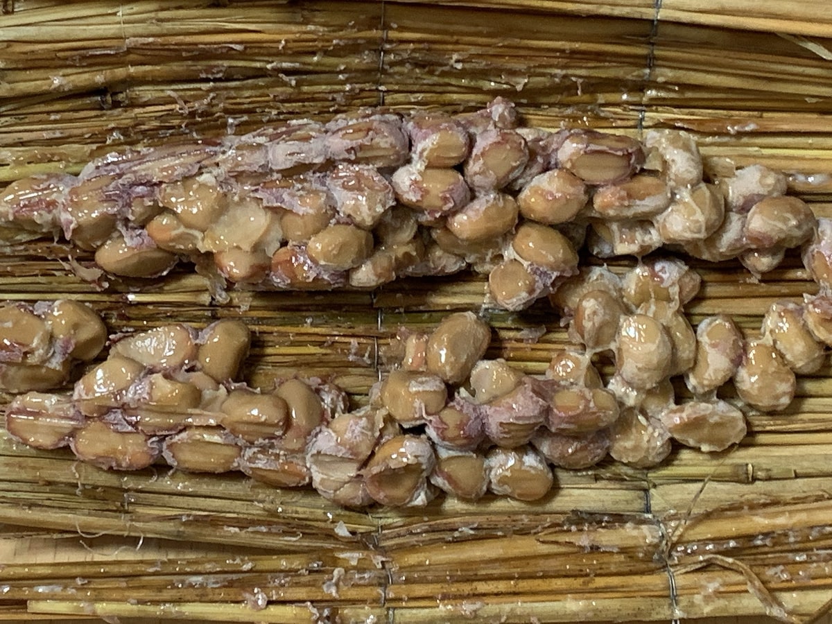 「なにわら納豆」の藁苞の中の画像