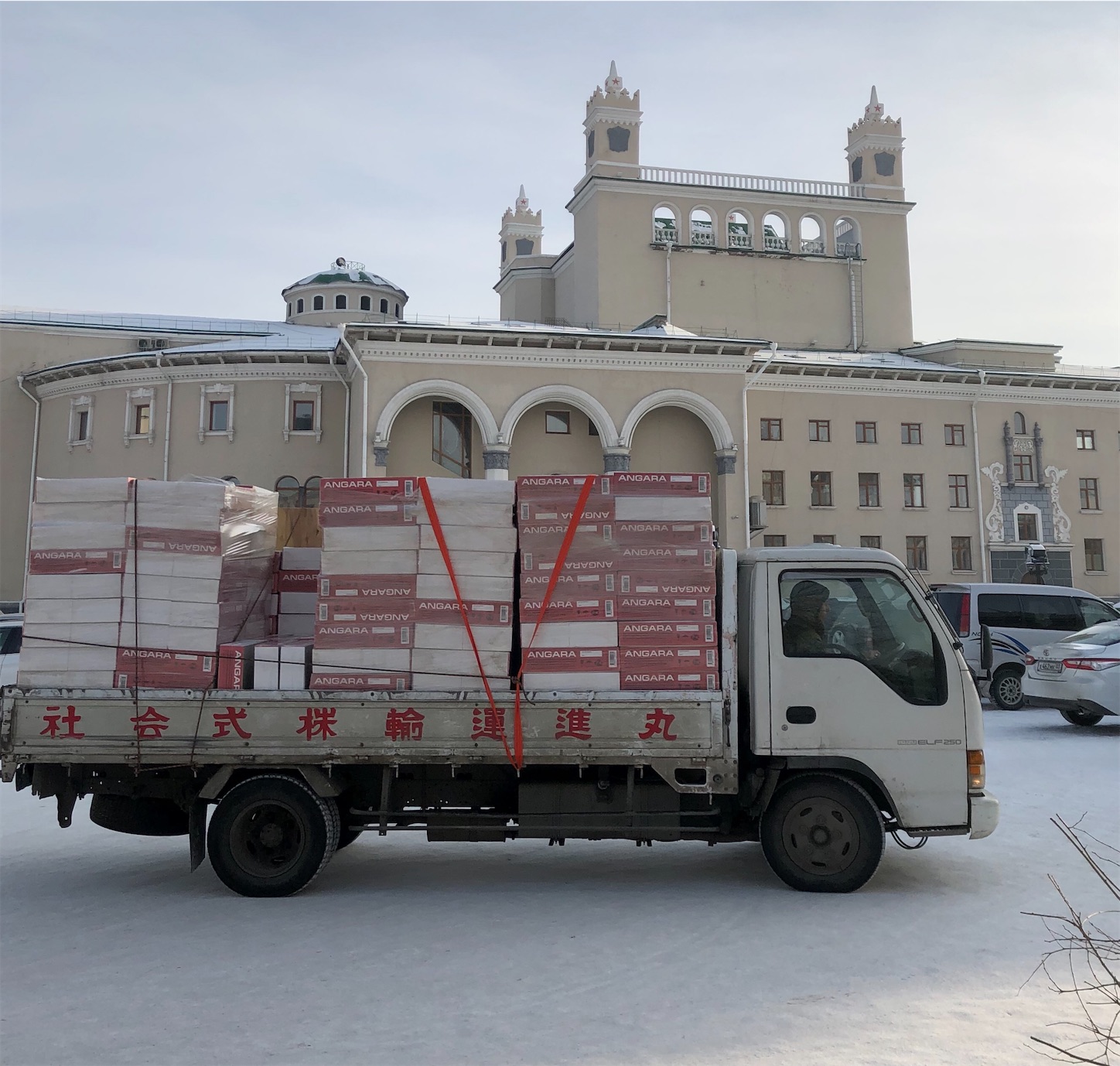 ロシア 極東シベリアで人気の日本車の車種 日本語が書いたままのトラック しべりあげきじょう