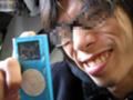 [iPod]踏まれた iPod mini を誇らしげに持つ持ち主