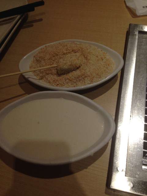 串揚げ食べ放題串家物語でかぼちゃにパン粉をつける