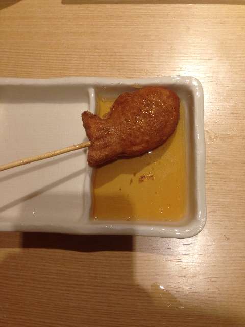 串揚げ食べ放題串家物語でたい焼きにメープルシロップをつけるところ