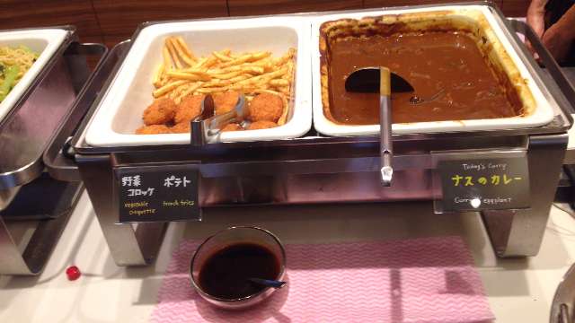 平日ランチ食べ放題の店タンティートのポテトと野菜コロッケのビュッフェ台