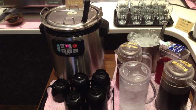 平日ランチ食べ放題の店タンティートのドリンクコーナー