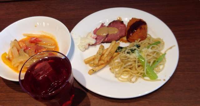 平日ランチ食べ放題の店タンティートのポークストロガノフとポテトと野菜コロッケ