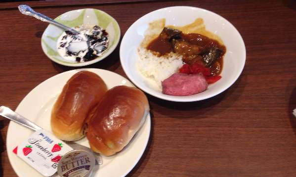 平日ランチ食べ放題の店タンティートのナスカレーとコーヒーゼリーとロールパン