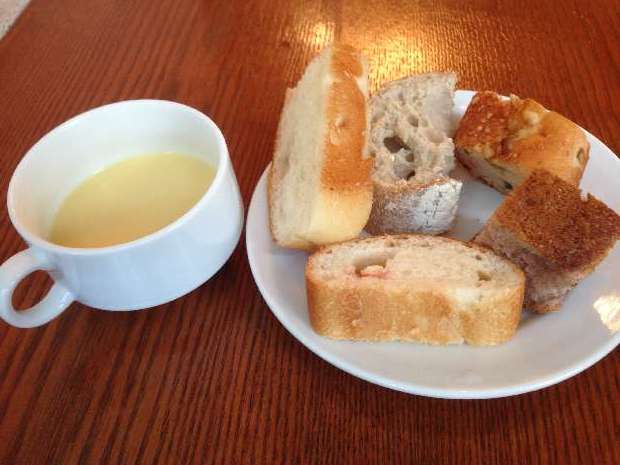 colors （カラーズ）のパン食べ放題ランチ