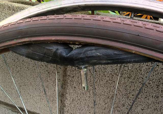 自転車のタイヤチューブを交換して修理する方法