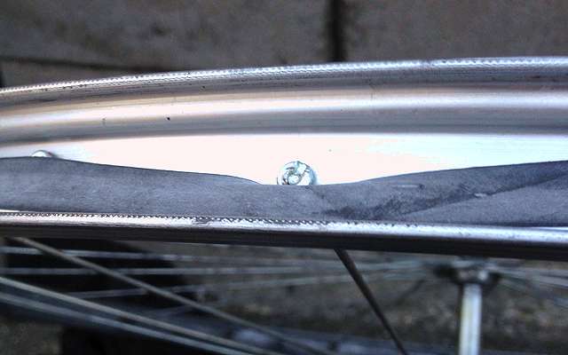 自転車のタイヤチューブを交換して修理する方法