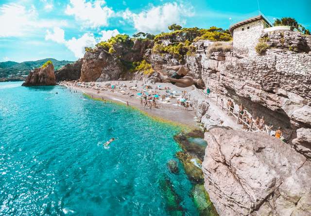 1年で100万円貯金したい人へ。年収が少なくてもお金は貯められる方法！