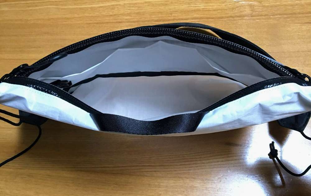 内部には仕切りポケットを入れる