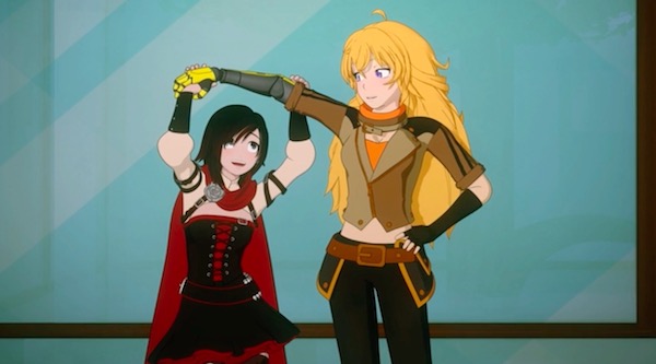 「RWBY（ルビー）Volume 5」第7話より、ヤンの義手に興味津々のルビー