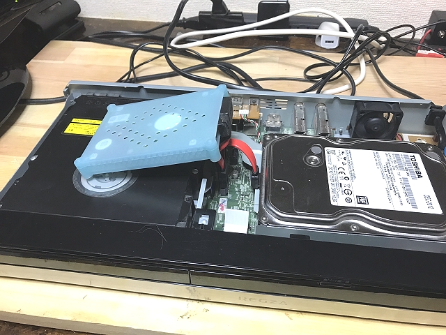 東芝REGZA ブルーレイレコーダー DBR-Z320 の修理 －その1－ - Tomの